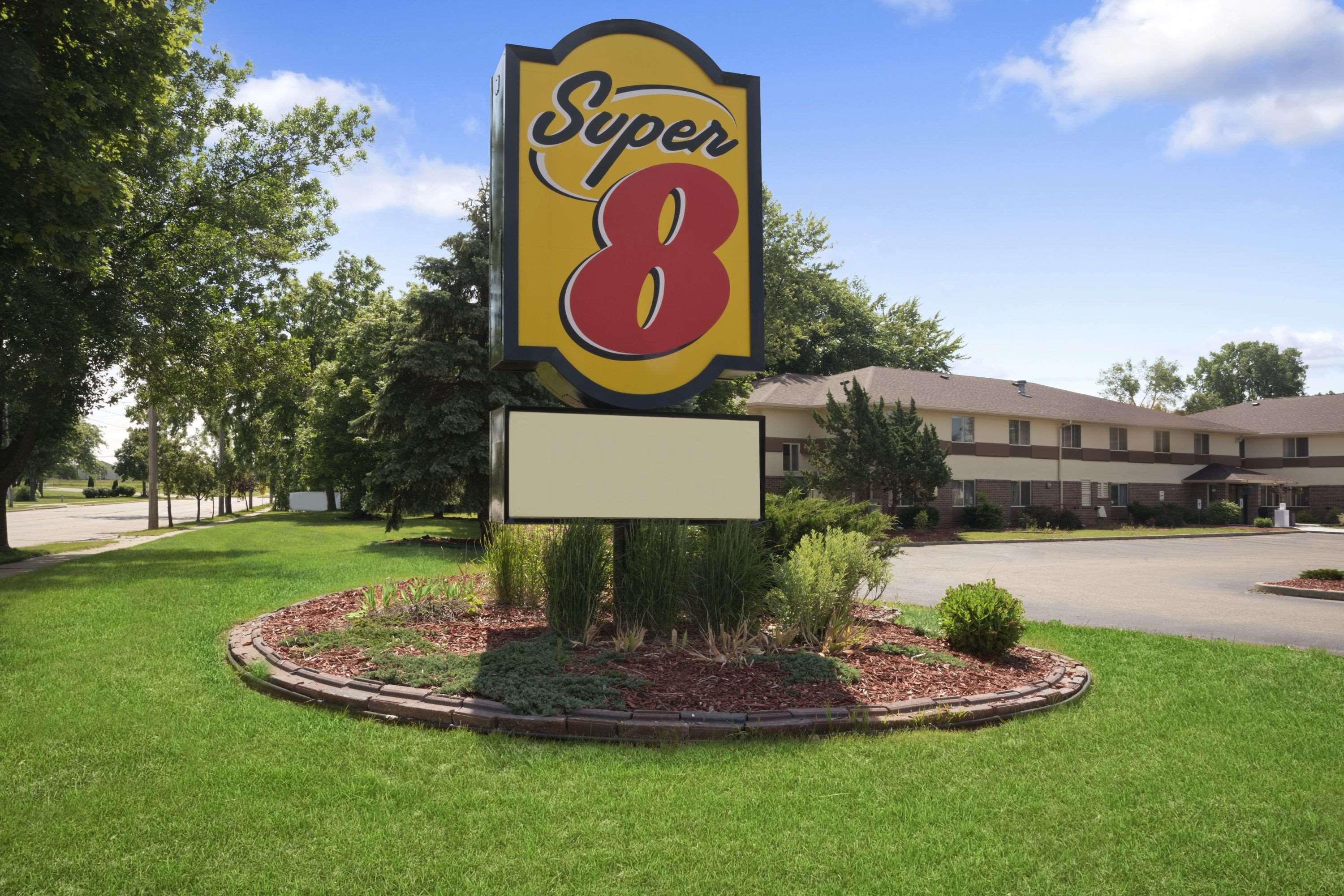 Super 8 By Wyndham Whitewater Wi Otel Dış mekan fotoğraf